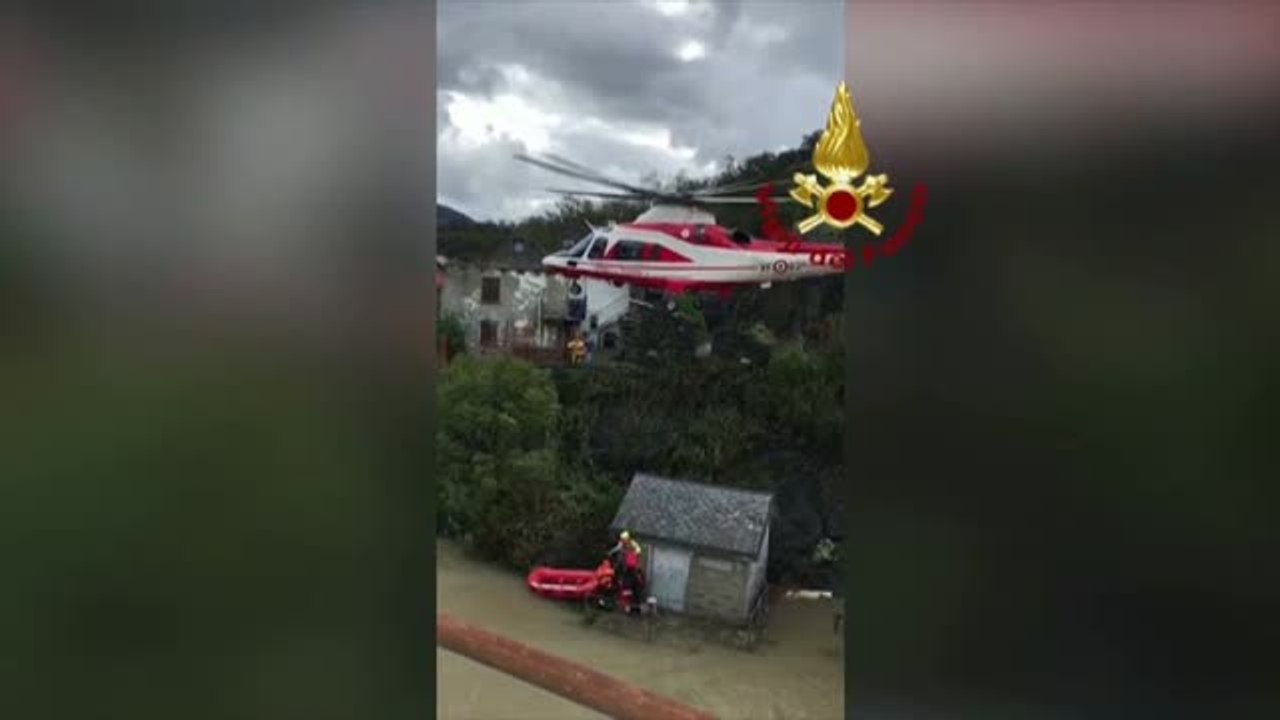 Los bomberos rescatan en el norte de Italia a varias personas atrapadas por el temporal