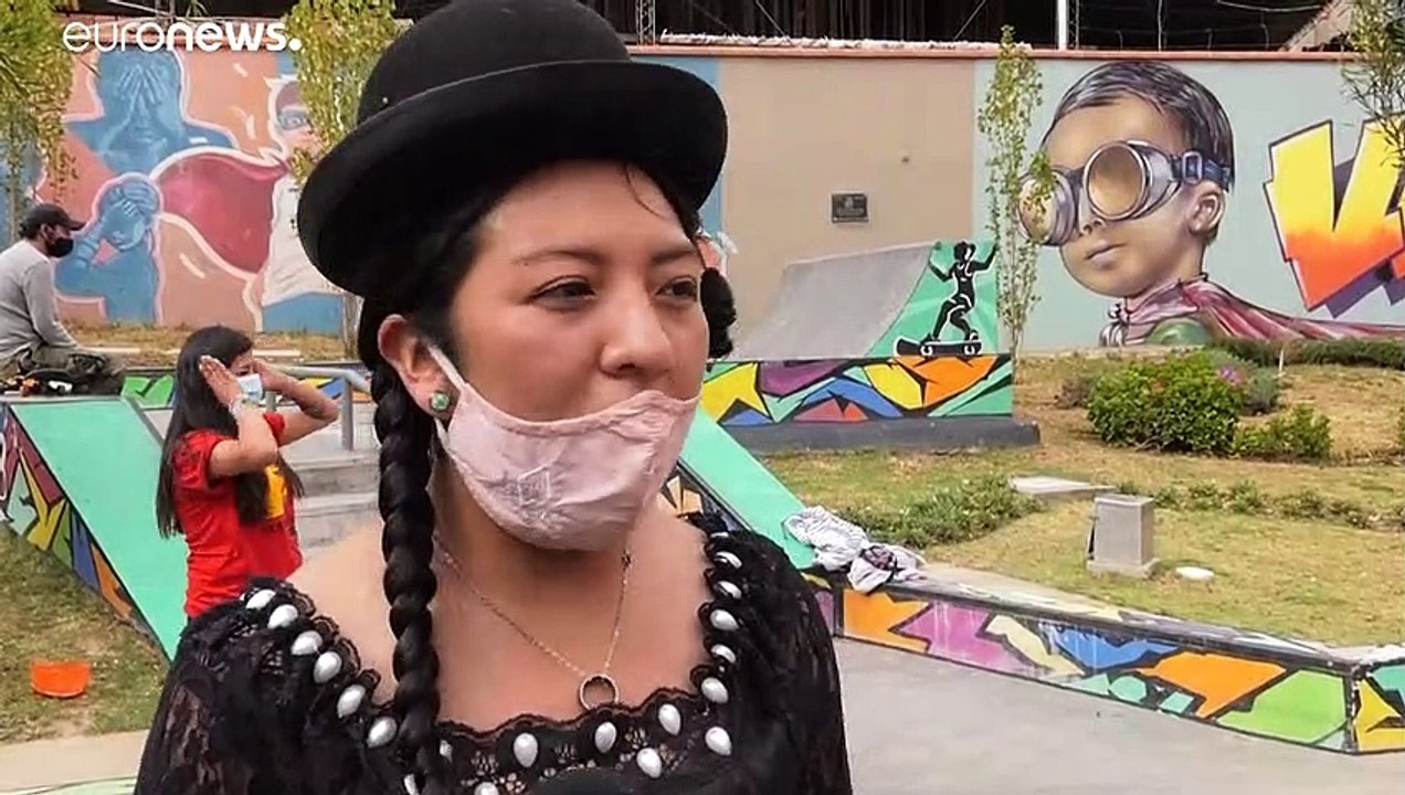 Mädchen  in Tracht auf Skateboards