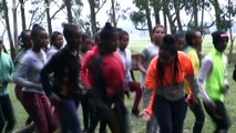 Adolescentes etíopes voltam aos treinos