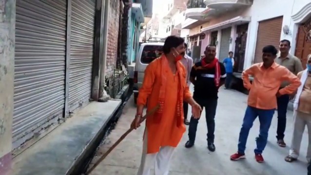 सभासद ने खुद की मोहल्ले की साफ-सफाई