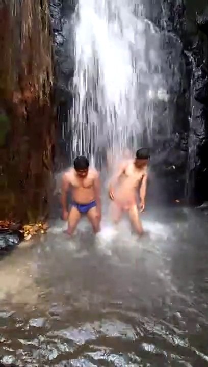 Ngintip Cowok Mandi Di Air Terjun