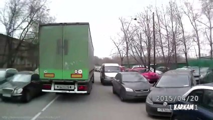 Un camion embarque une voiture avec lui et ne se rend compte de rien