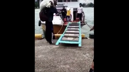 Une traversée de ponton difficile en pleine tempête