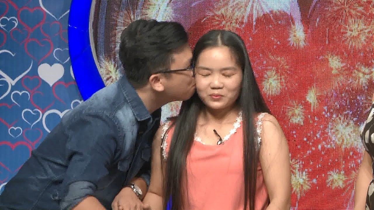 Cô gái Cao Nguyên dễ thương ngượng đỏ mặt Quyền Linh BMHH yêu cầu chàng trai hôn đi hôn lại liên tục