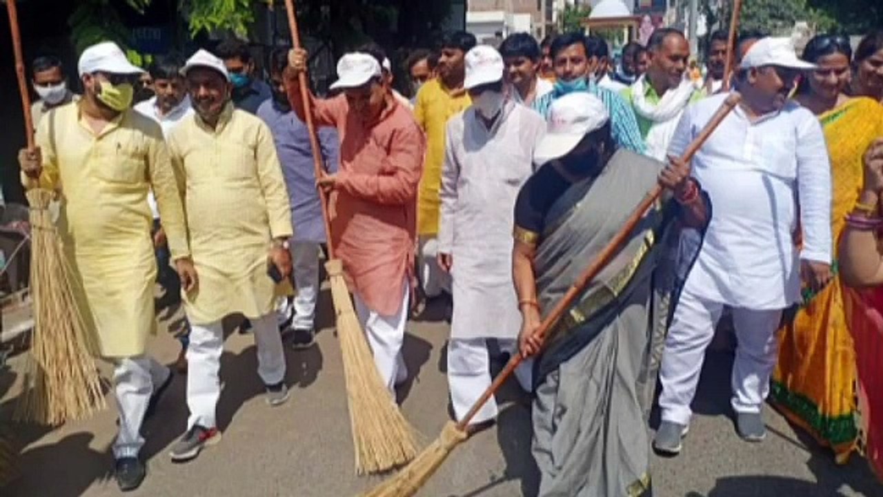 शास्त्री चौराहे पर चलाया गया स्वच्छ भारत अभियान