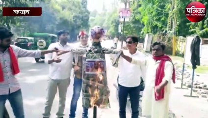 बहराइच में सपा कार्यकर्ताओं ने CM का पुतला फूंका
