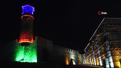 Erzurum Kalesi Azerbaycan bayrağının renkleriyle ışıklandı