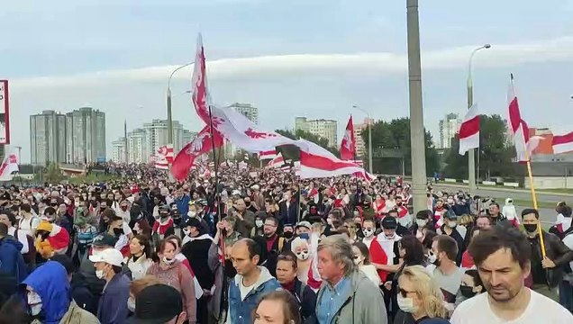 Bélarus: nouvelle grande manifestation à Minsk, malgré les arrestations