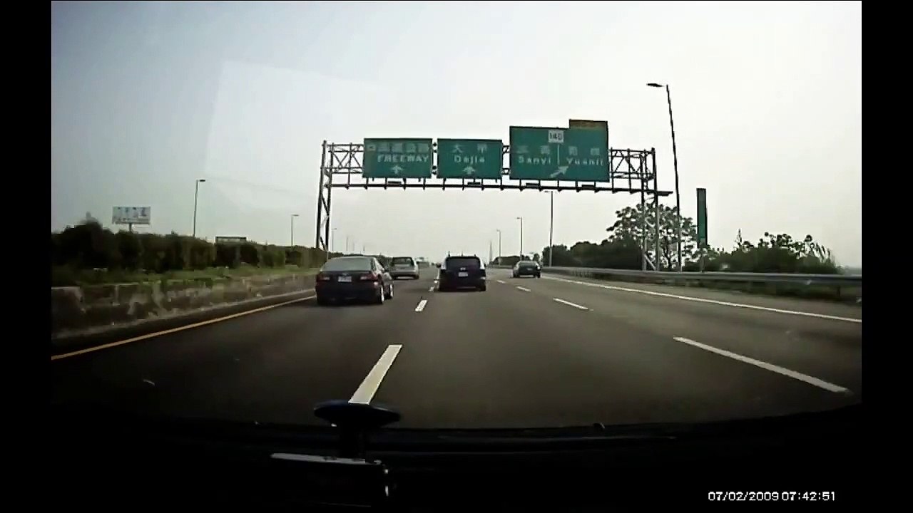 Un accident impressionnant, il se fait éjecter hors de sa voiture