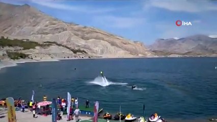 Su üzerinde yapılan gösteride Azerbaycan ve Türk bayrağı açıldı