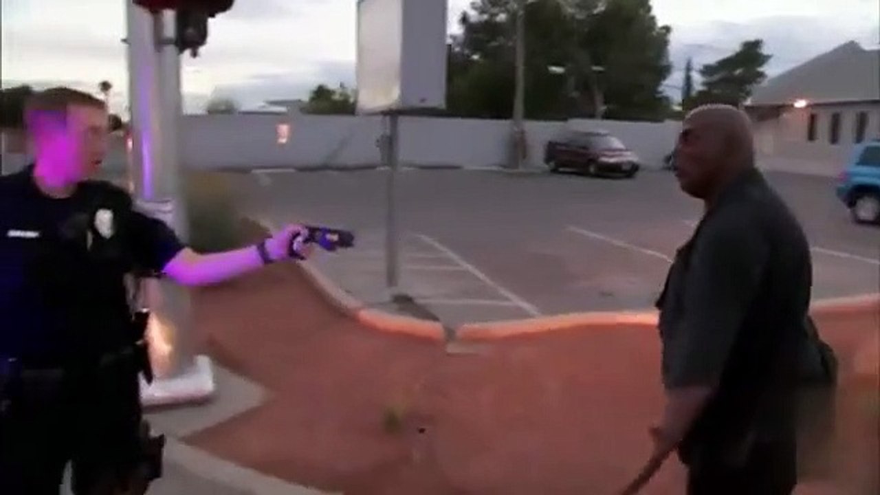 Un homme résiste à un tir de tazer !