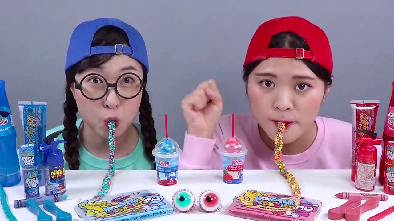 Red Food VS Blue Food Challenge 빨간색 파란색 음식 챌린지 DONA 도나