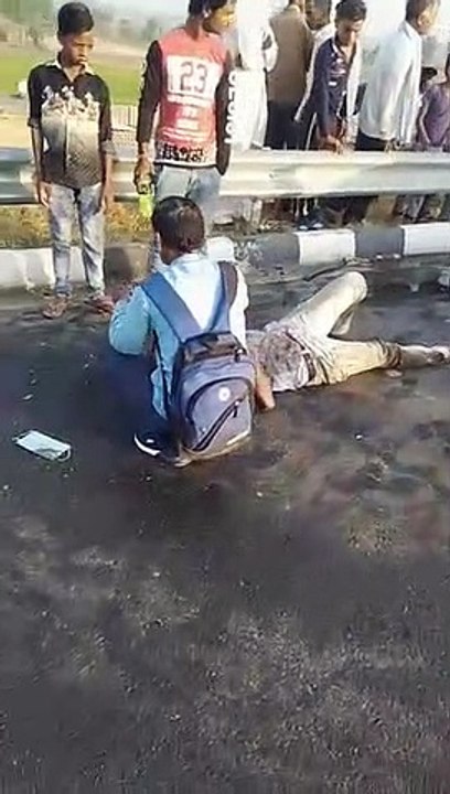 आगरा लखनऊ एक्सप्रेस वे पर अज्ञात वाहन की टक्कर से स्विपट गाड़ी के उड़े परखच्चे