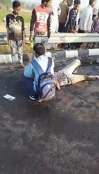 आगरा लखनऊ एक्सप्रेस वे पर अज्ञात वाहन की टक्कर से स्विपट गाड़ी के उड़े परखच्चे