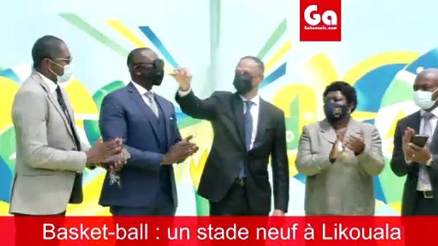 Franck Nguema remet les clés du stade de basket de Likouala