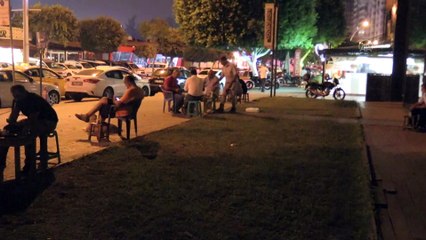 Gündüz koşu pistinde gece çay servisinde ter döküyor - ADANA