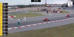 Un piloto de Kart se cobra su venganza tras quedar fuera de carrera y tira un alerón a su rival en plena pista