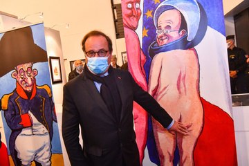 François Hollande fait rire la toile avec cette “main au derrière” !