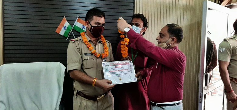 थाना प्रभारी निरीक्षक सहित आधा दर्जन पुलिसकर्मी कोरोना सम्मान पत्र से सम्मानित