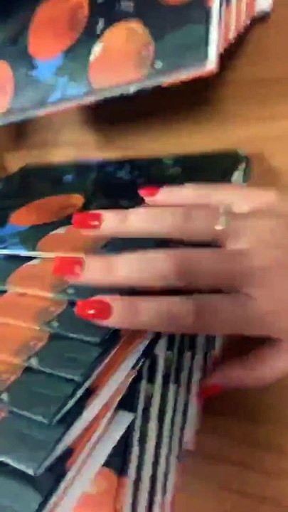 Lana Del Rey crée la polémique en portant un masque en maille lors d'une rencontre avec ses fans