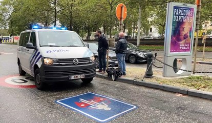 Le chauffeur du nouveau secrétaire d'État Mathieu Michel gare sa voiture au milieu de la route
