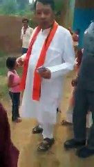 रुपए बांटते हुए BJP नेता बिसाहूलाल सिंह का वीडियो वायरल