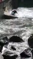 Tartaruga ferita in difficoltà nelle acque in tempesta del mare di Ischia: le immagini del salvataggio