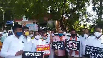 下载视频: भाजपा के हल्ला बोल कार्यक्रम में उड़ी सोशल डिस्टेंसिंग की धज्जियां, सरकार के खिलाफ किया प्रदर्शन