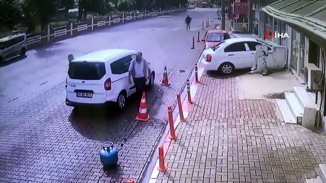 Kayan aracı önüne geçerek durdurmaya çalıştı, o anlar kameraya böyle yansıdı