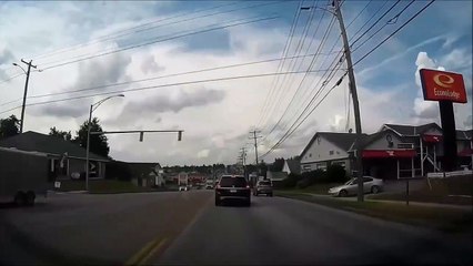 La prochaine fois, cette femme va bien regarder avant de traverser !