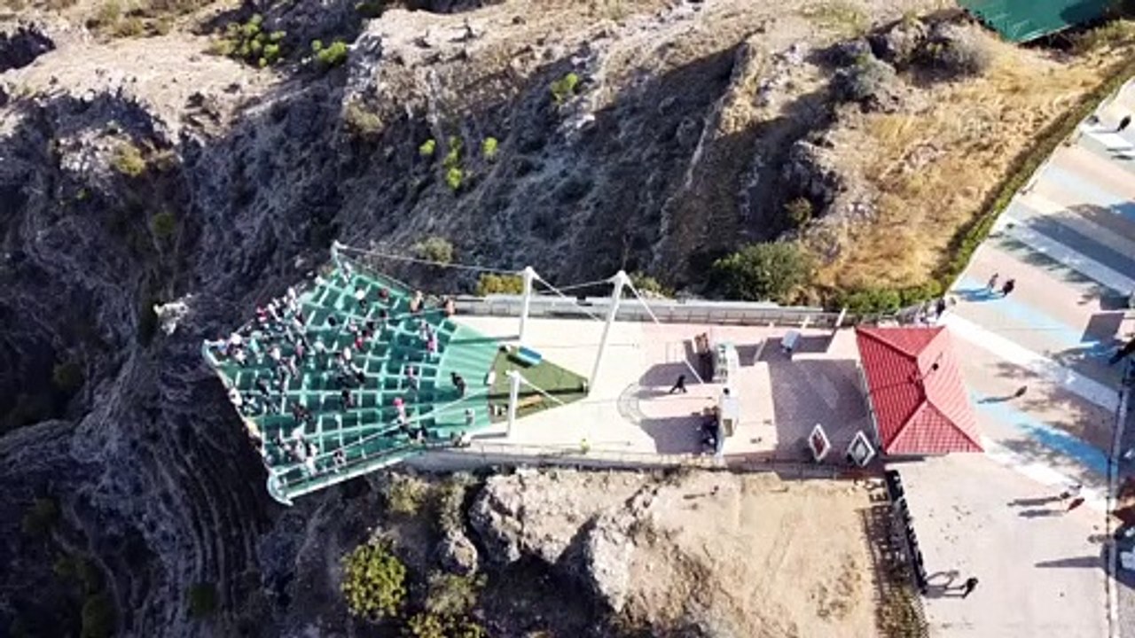 İki dağcı Ulubey Kanyonu'ndaki cam terastan iple iniş yaptı - UŞAK
