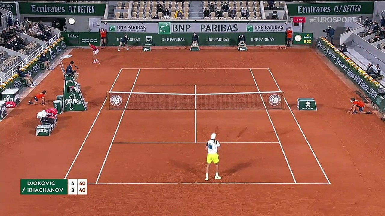 FRENCH OPEN 2020 - WATCH NOVAK DJOKOVIC HIT LINE JUDGE ON THE HEAD BY ACCIDENT