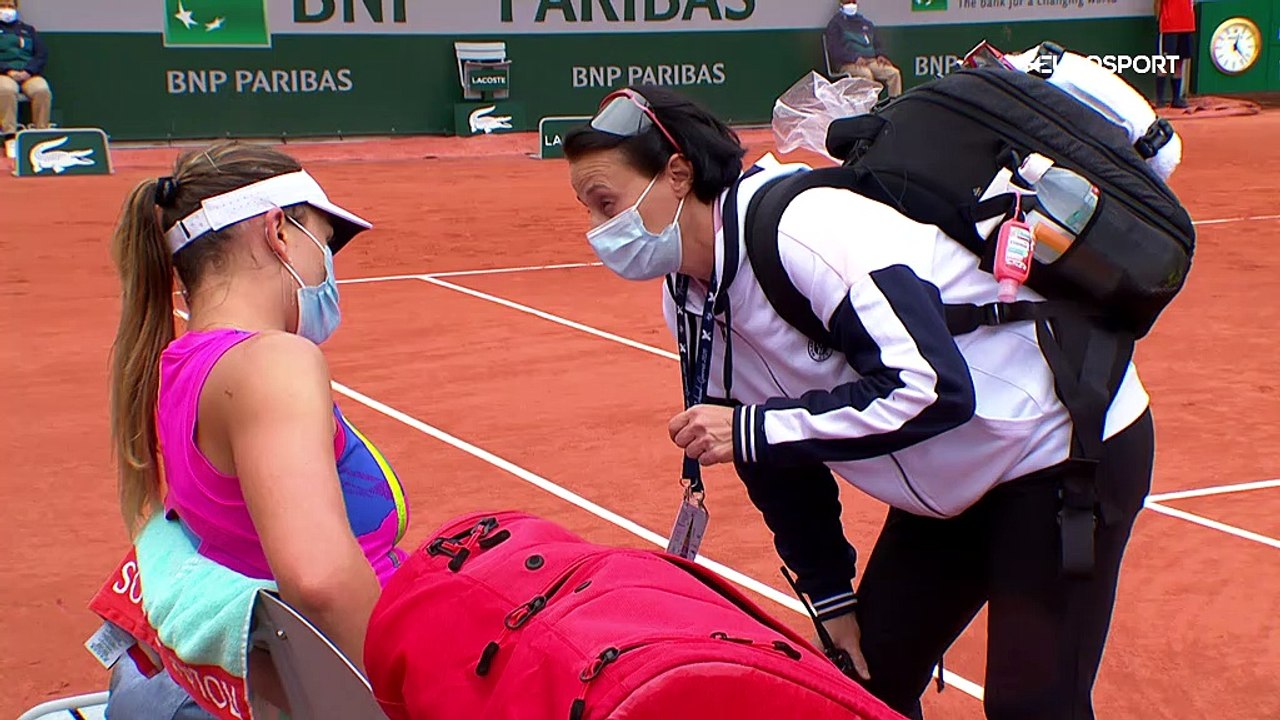 FRENCH OPEN 2020 - LAURA SIEGEMUND EATS HER LUNCH WHILE PAULA BADOSA HAS MEDICAL TREATMENT