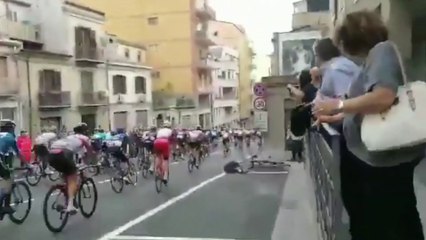 Download Video: Cycling - Giro d'Italia 2020 - Geraint Thomas big crash on stage 3