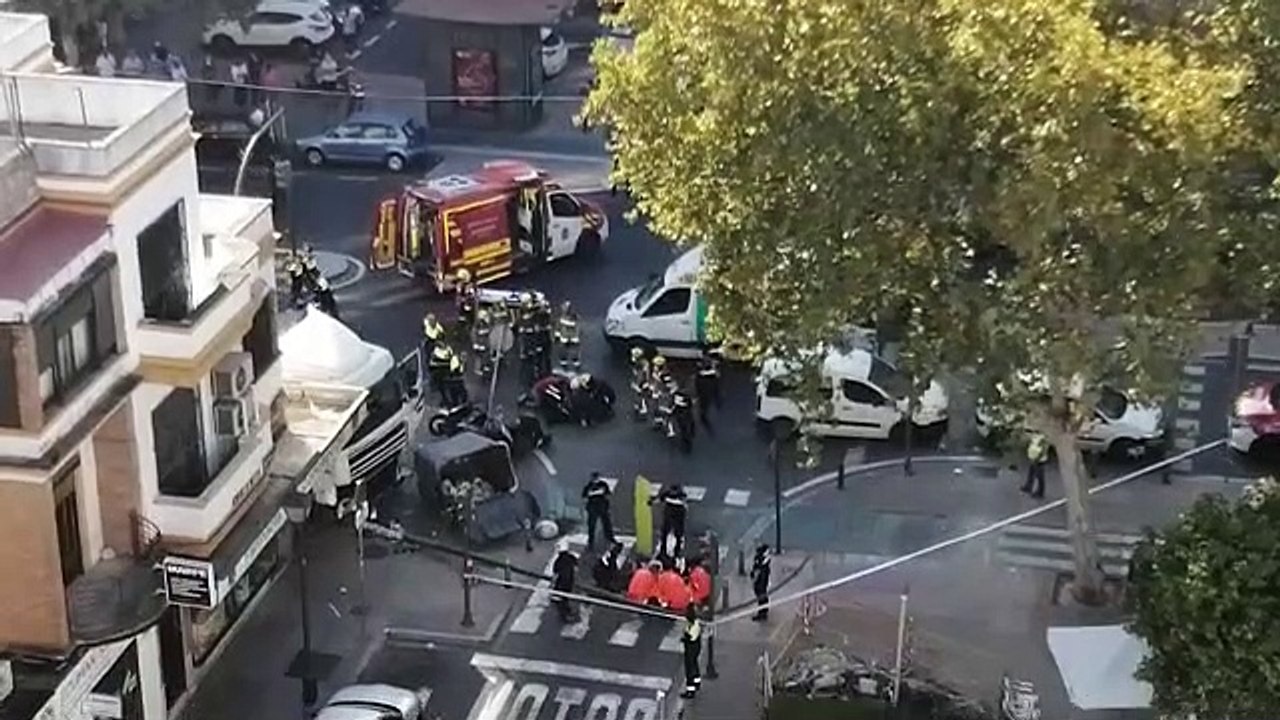 Un tráiler sin control arrolla a 7 coches y 3 m...