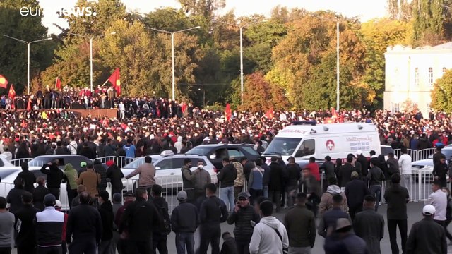 Митингующие в Бишкеке освободили экс-президента