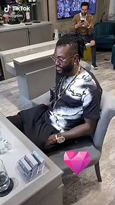 Adebayor très heureux en train d'acheter des bijoux de luxe