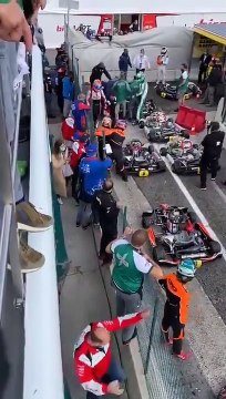 Insólito: le tiró un pedazo de karting en plena carrera y después le pegó en los boxes