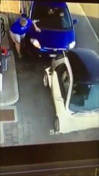 Elle oublie de freiner à la station service