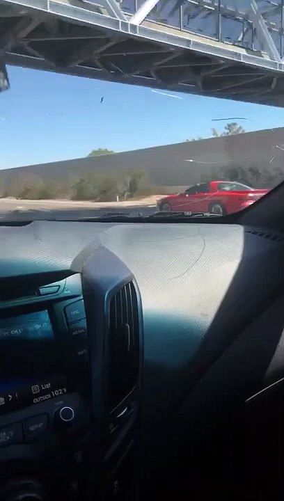 Un conducteur prend d'énormes risques pour semer une moto de la police