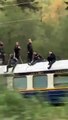 Tom Cruise aperçu sur le toit d'un train en marche en Norvège en plein tournage de Mission Impossible