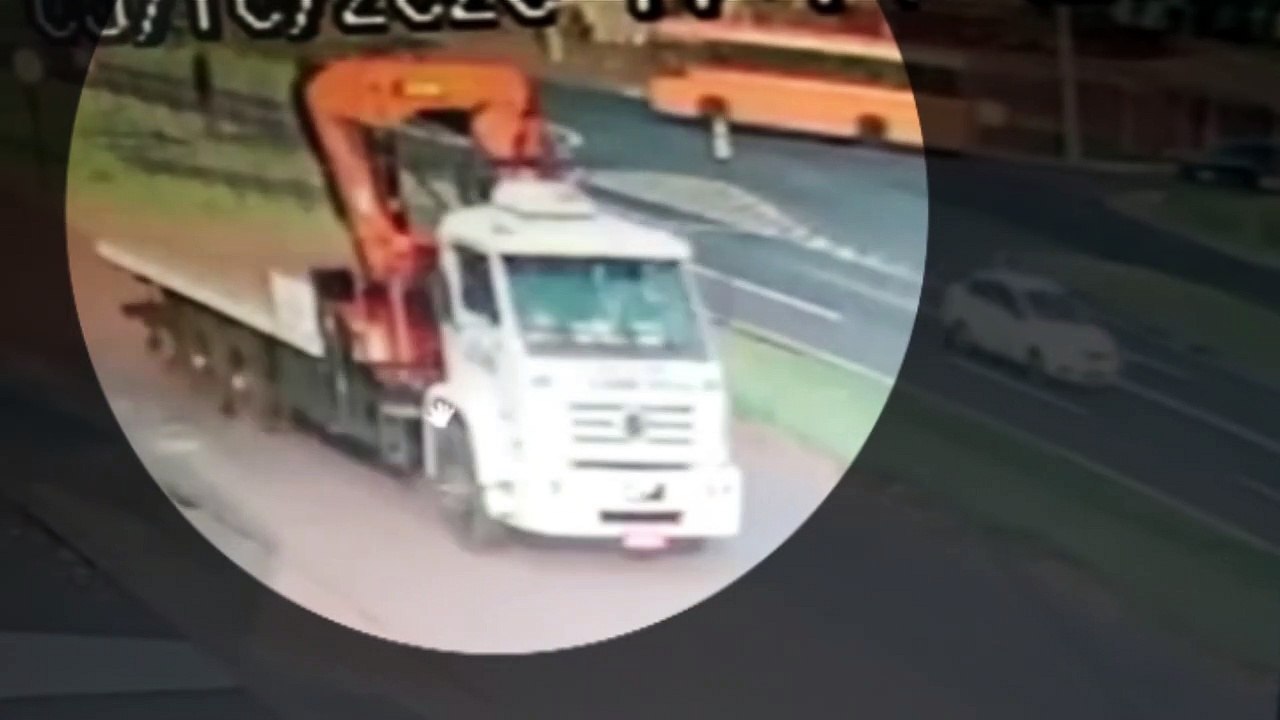 Novas imagens mostram ciclista sendo atropelado por carreta na BR-277