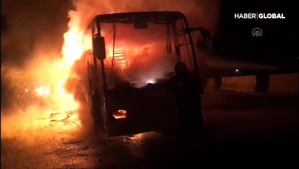 Seyir halindeki yolcu otobüsü yandı
