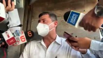 Alcalde que dice gastar 30 millones de pesos en combate al COVID-19, se quita cubrebocas y tose frente a periodistas