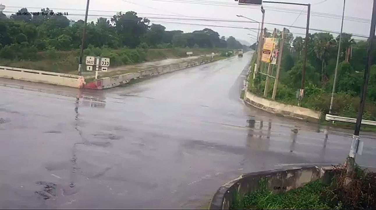 นาทีรถพ่วง 18 ล้อ ชน รถตู้รับส่งนักเรียน ภายในมีนักเรียน 6 คน