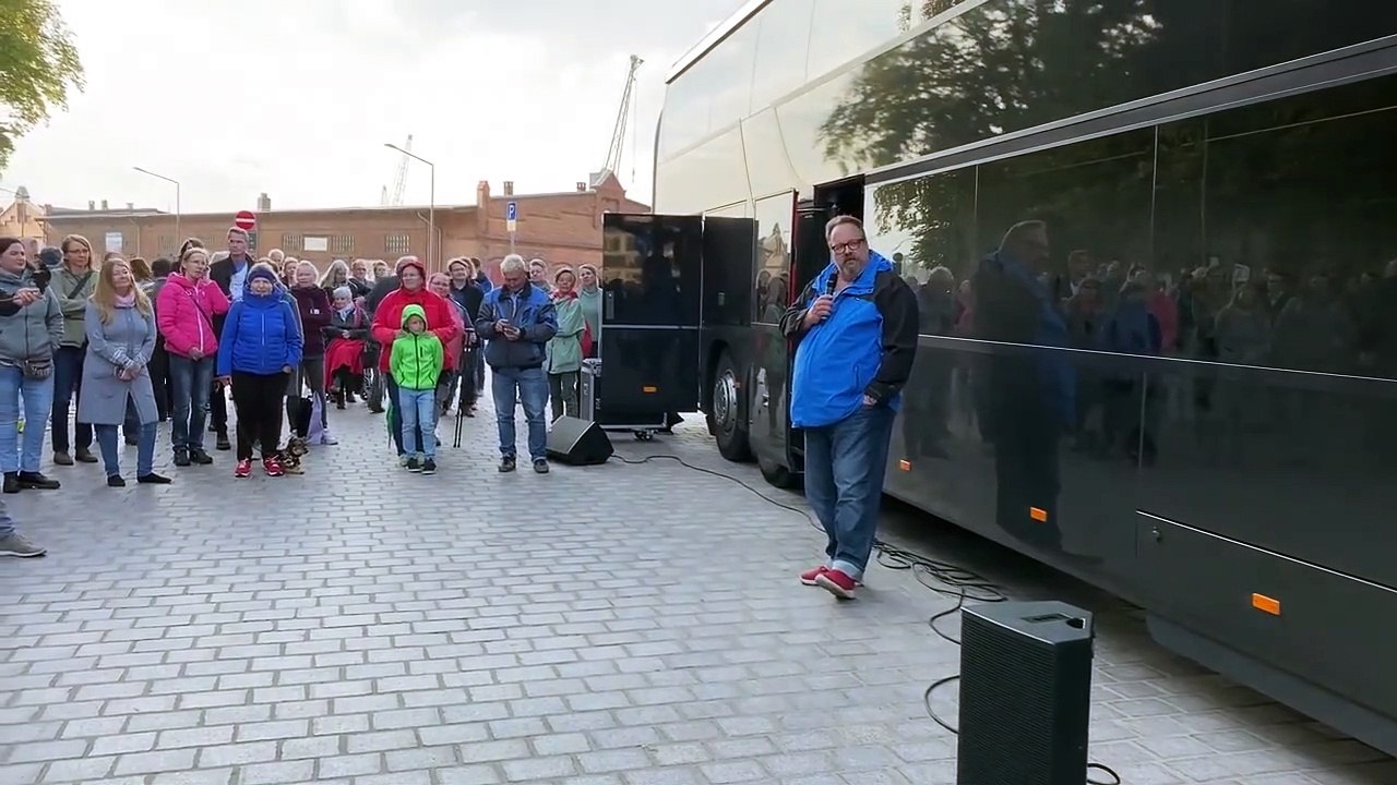 Die traurige Geschichte des 6-jährigen Mädchens, das während der Busfahrt kol...
