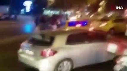 Taksici kavgası; yol trafiğe kapatıp birbirine girdiler