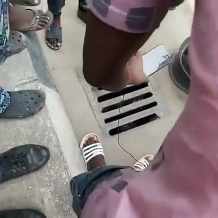 Un homme enfermé dans un égout crie à l'aide en plein Lagos