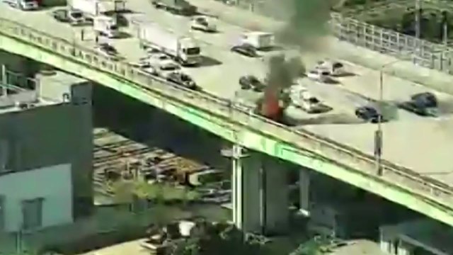 영동고속도로 군포나들목 부근 화물차 화재...다친 사람 없어 / YTN