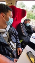 Il se fait passer pour un contrôleur de train